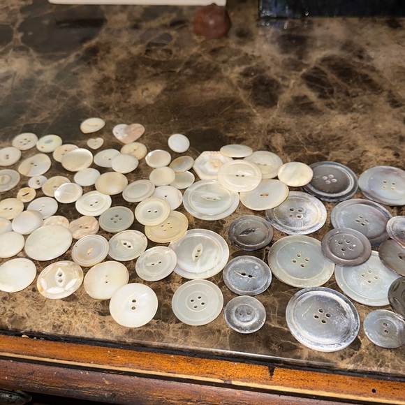 Buttons about 70 plus mother of pearl vintage buttons various sizes matching set - Picture 4 of 17